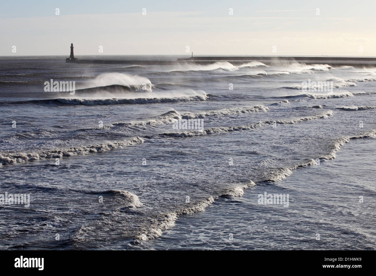 Forti venti da ovest pastella costa nord est di spray schiumogeno sulle onde, Roker, Sunderland Foto Stock