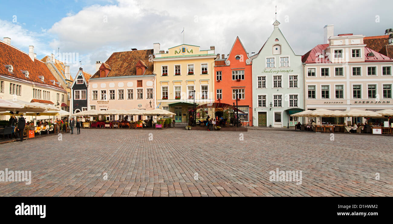 Gli edifici e i ristoranti sulla Raekoja Plats (Piazza Municipio) a Tallinn, la capitale dell'Estonia. Foto Stock
