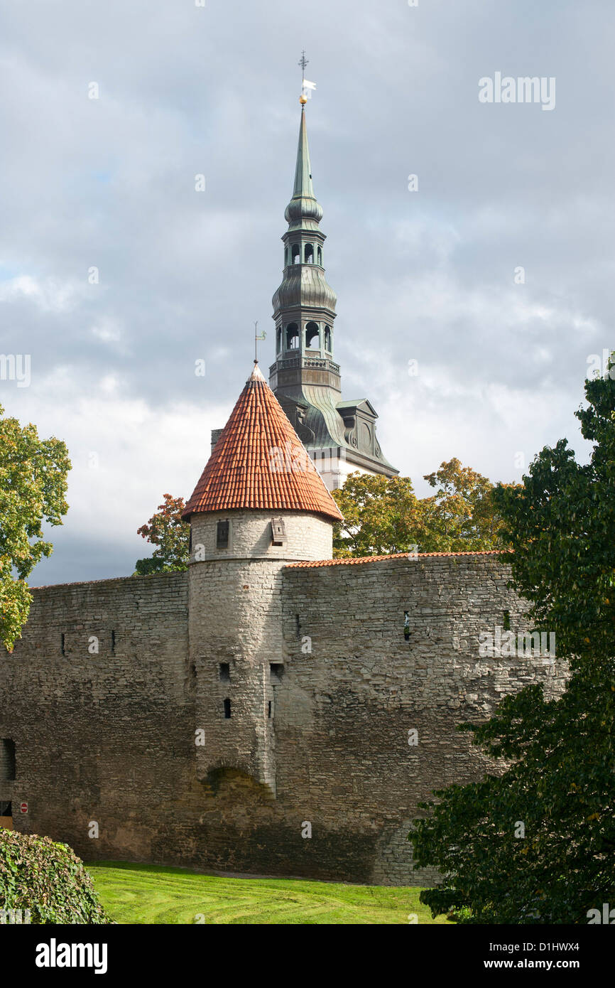 Vista della chiesa di San Nicholas steeple e parte della parete della città vecchia di Tallinn, la capitale dell'Estonia. Foto Stock