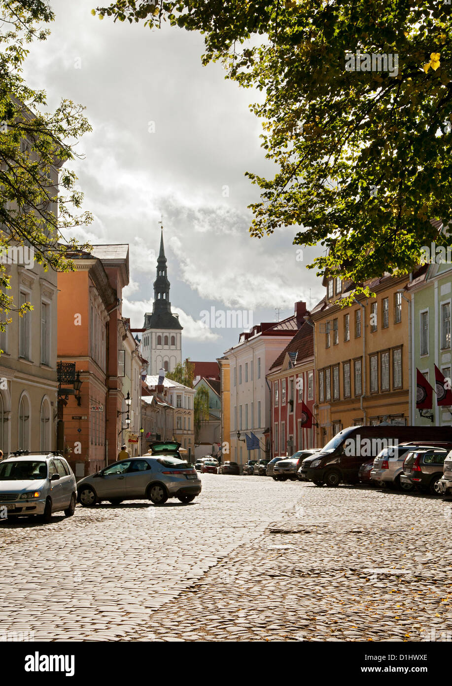 Vista della chiesa di San Nicholas steeple da una strada nella città vecchia di Tallinn, la capitale dell'Estonia. Foto Stock