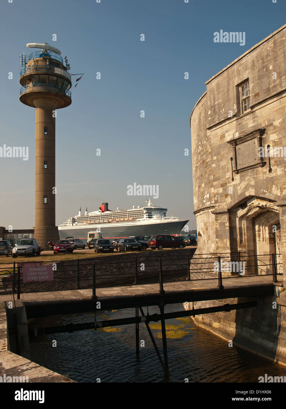 Cunard Liner Queen Mary 2 lasciando Southampton Regno Unito e passando dal Castello di Calshot Foto Stock