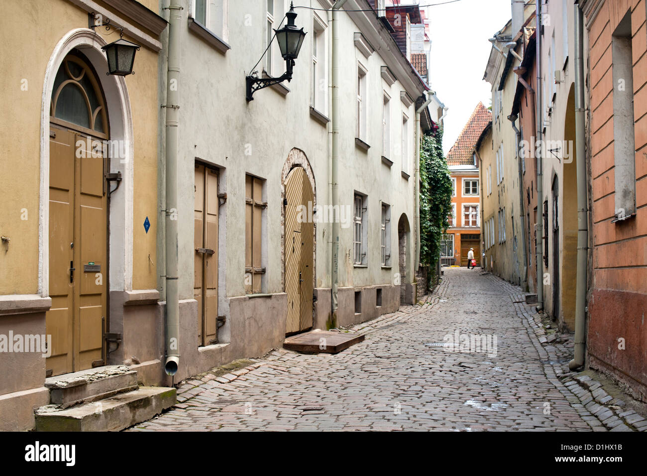 Una strada nella città vecchia di Tallinn, la capitale dell'Estonia. Foto Stock