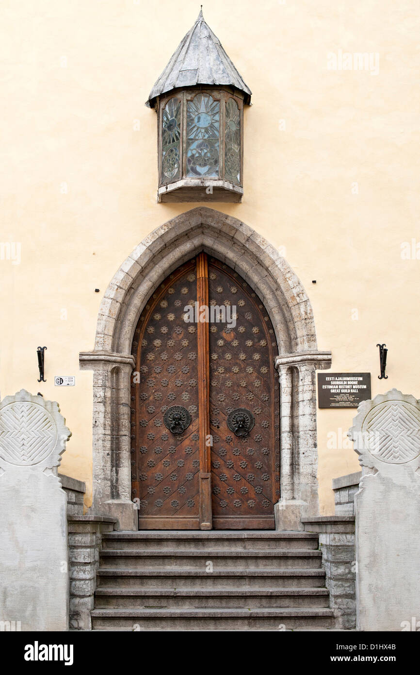 Ingresso al Great Guild Hall e Estone museo di storia di Tallinn, la capitale dell'Estonia. Foto Stock