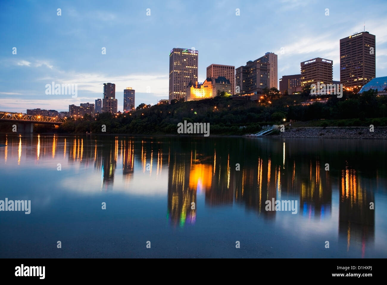 Edmonton skyline si riflette nel Nord del Fiume Saskatchewan, Edmonton, Canada Foto Stock