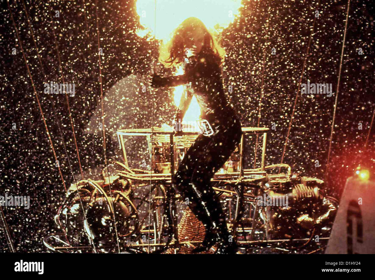 Mit Schirm, Charme und Melone vendicatori, Uma Thurman in Szene.Caption locale *** 1998 Warner Brothers Foto Stock