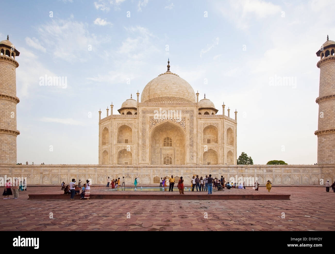 Turisti e Taj Mahal, Agra, Uttar Pradesh, India Foto Stock