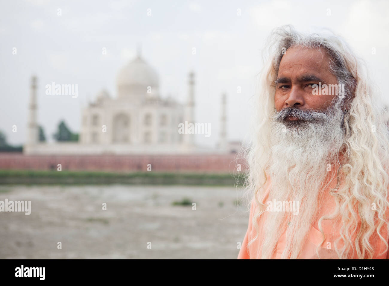 Indian uomo santo nella parte anteriore del Taj Mahal, Agra, Uttar Pradesh, India Foto Stock
