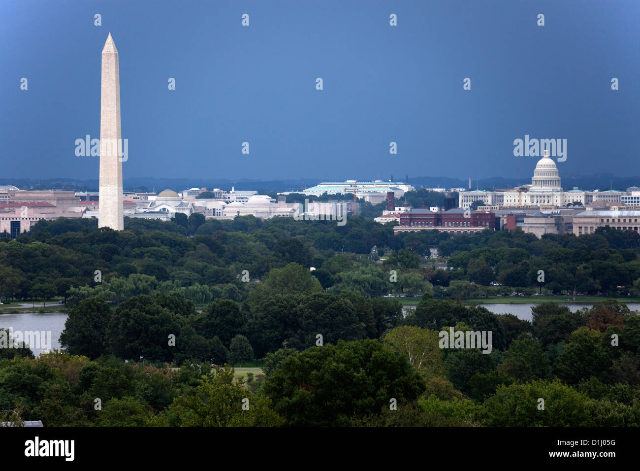 Il Campidoglio e il Monumento a Washington visto da di Arlington, Virginia. Foto Stock
