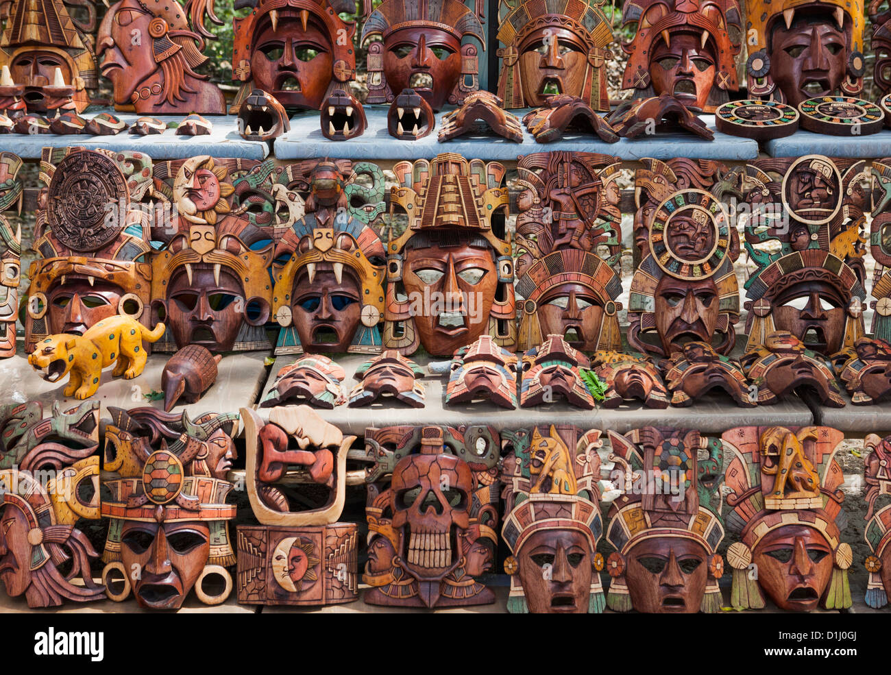 Maschere di legno per vendita a Chichen Itza, la penisola dello Yucatan, Quintana Roo, Messico Foto Stock