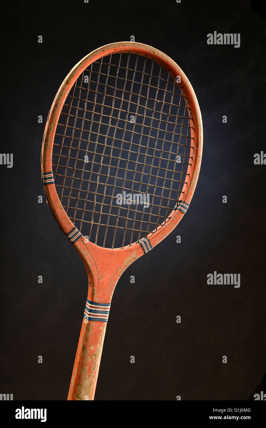 Vintage racchetta da tennis su sfondo scuro Foto Stock