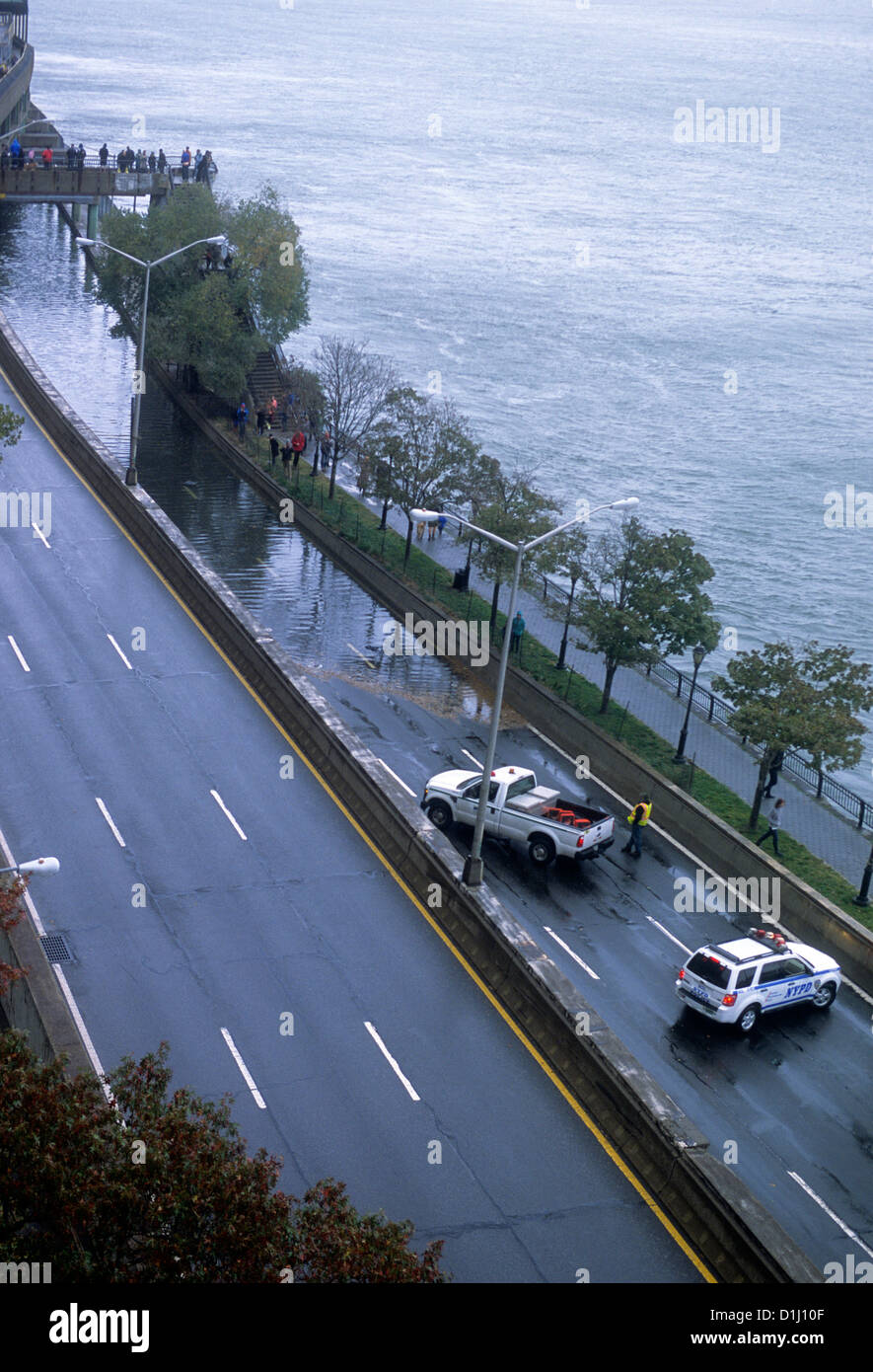 Strada. Aereo di uragano tempesta danni a New York City. Fiume East e alluvioni sulla FDR Drive. Due auto della polizia che bloccano il traffico. Foto Stock