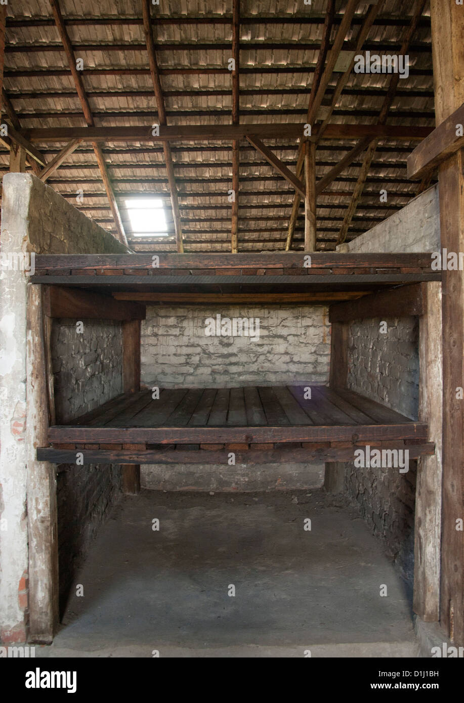 Interno di una delle caserme nella ex II DI AUSCHWITZ-BIRKENAU campo di concentramento in Polonia meridionale. Foto Stock
