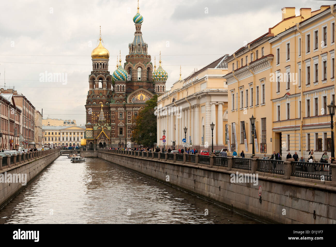 La Chiesa del Salvatore sul Sangue versato e il Griboyedov Canal a San Pietroburgo, Russia. Foto Stock