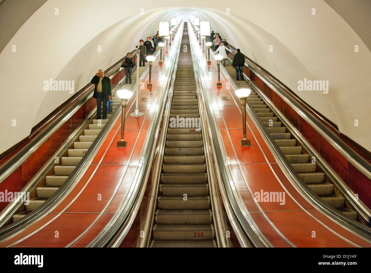 Scale mobili di San Pietroburgo sistema di metropolitana a San Pietroburgo, Russia. Si tratta di uno dei più profondi Sistemi per metropolitane nel mondo. Foto Stock