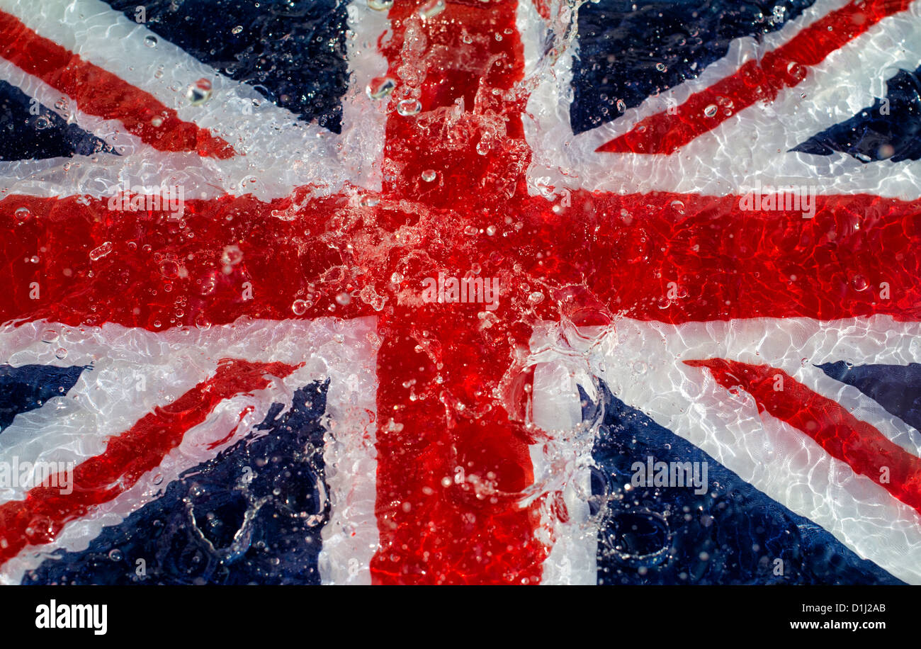 Union Jack flag coperto di acqua increspata. Concetto per un umido allagato la Gran Bretagna Foto Stock