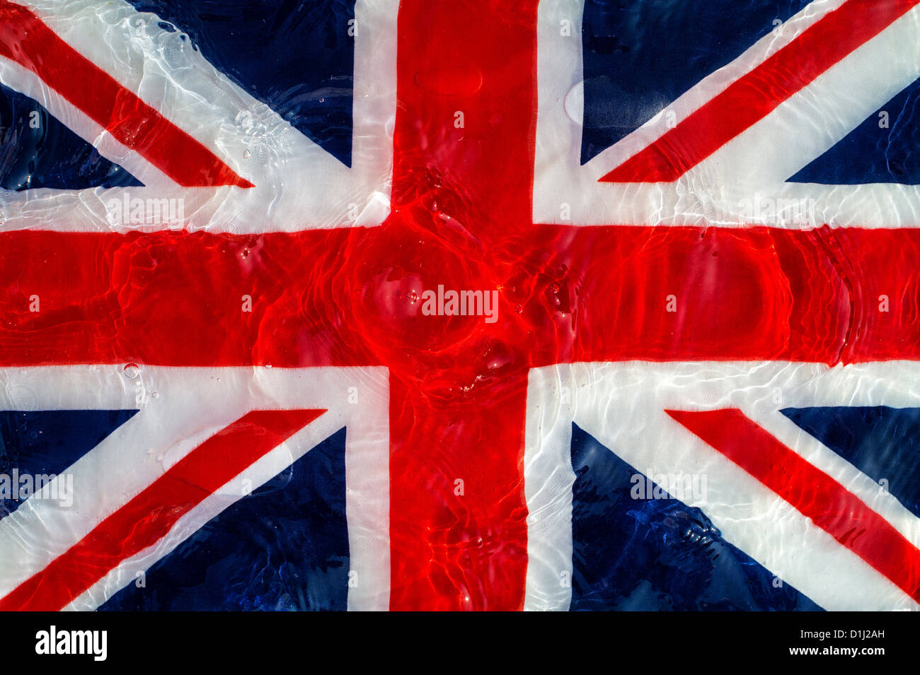 Union Jack flag coperto di acqua increspata. Concetto per un umido allagato la Gran Bretagna Foto Stock