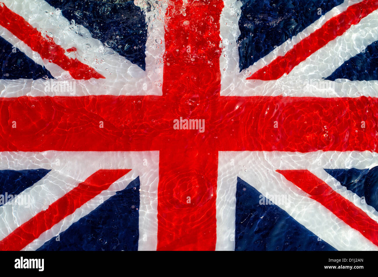 Union Jack flag coperto di acqua increspata. Concetto per un umido allagato la Gran Bretagna Foto Stock