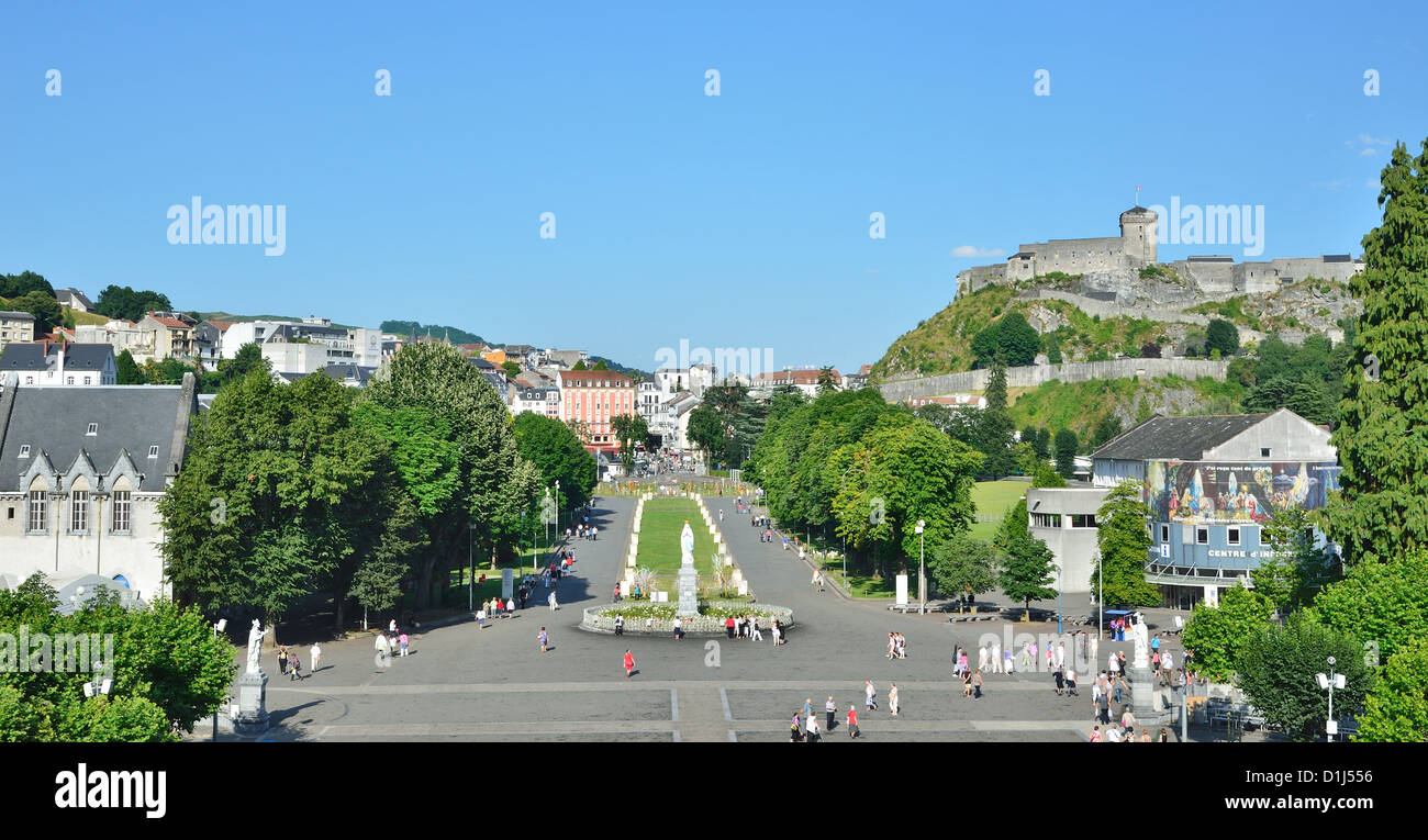 Vista di Lourdes con il rosario square Foto Stock