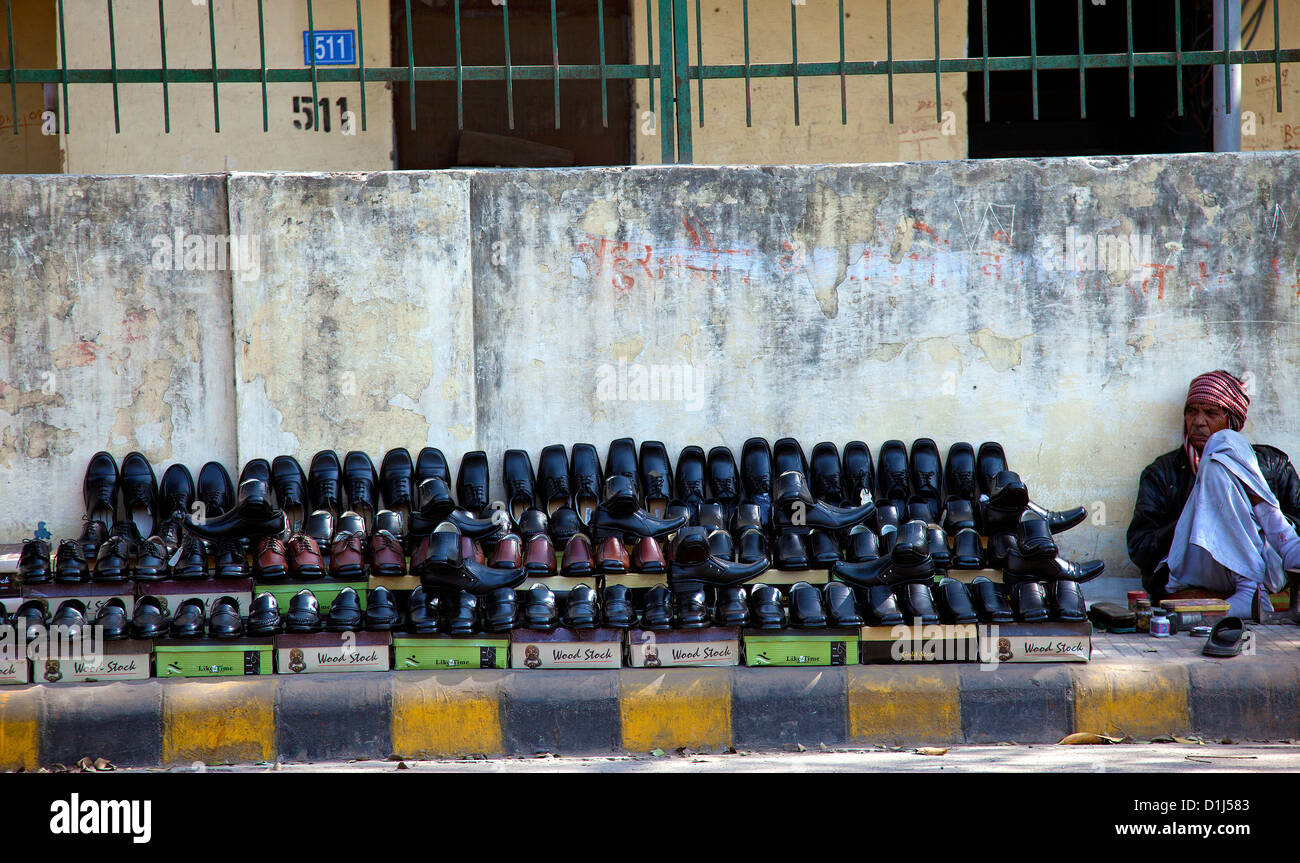 Venditore che vende scarpe sul sentiero Foto Stock