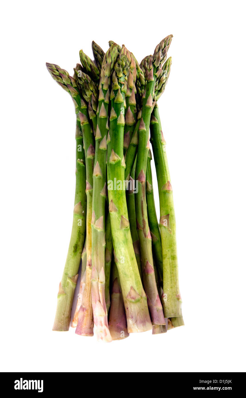 Grande covone di asparagi in posizione eretta e isolate su un puro sfondo bianco. Foto Stock