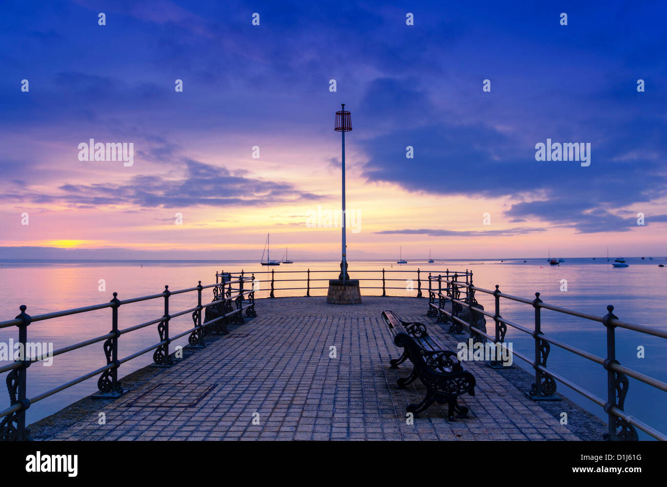 Sunrise presso il banjo jetty pier a Swanage, Dorset Foto Stock