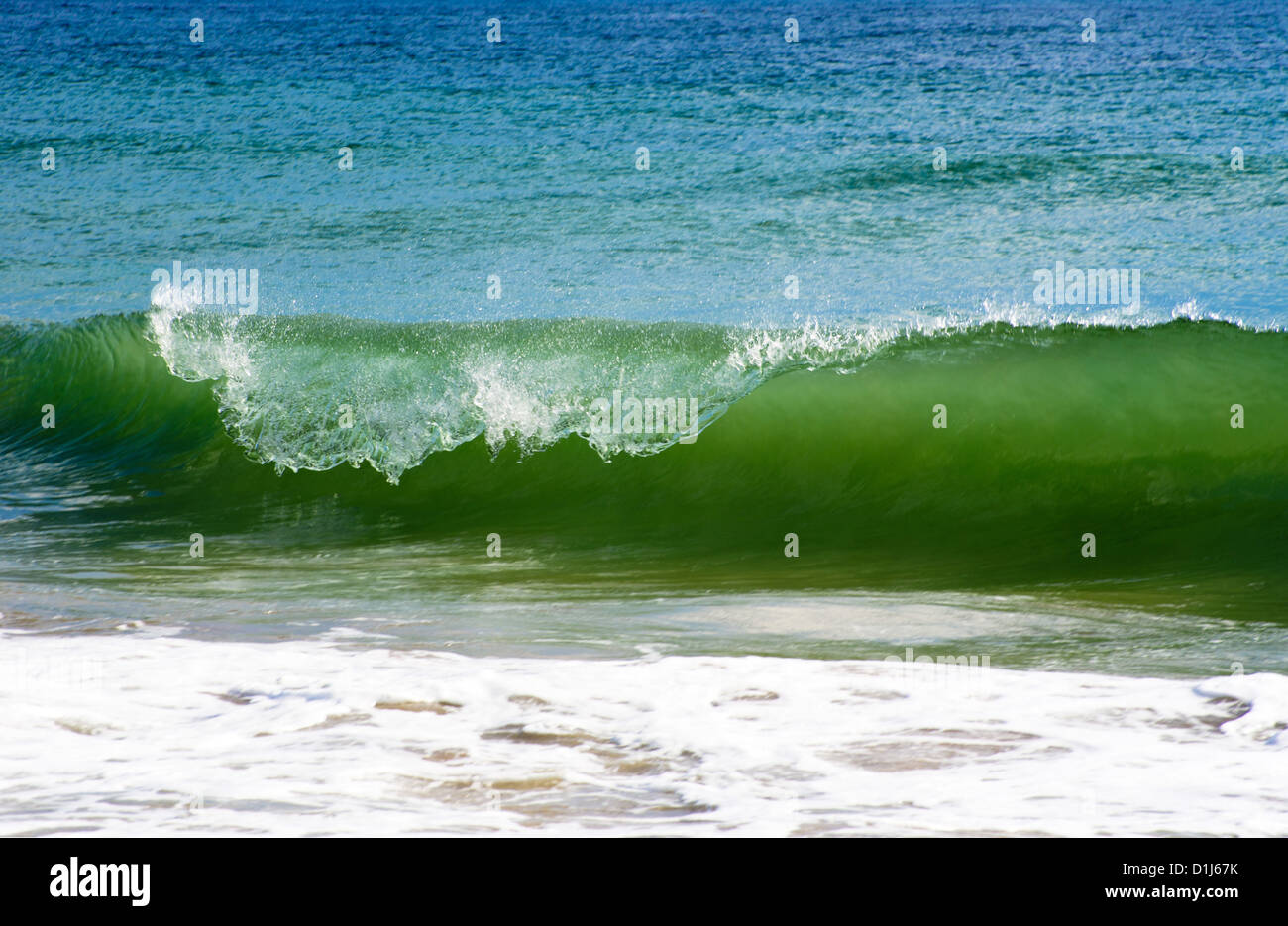 Forti onde infrangersi sulla spiaggia Foto Stock