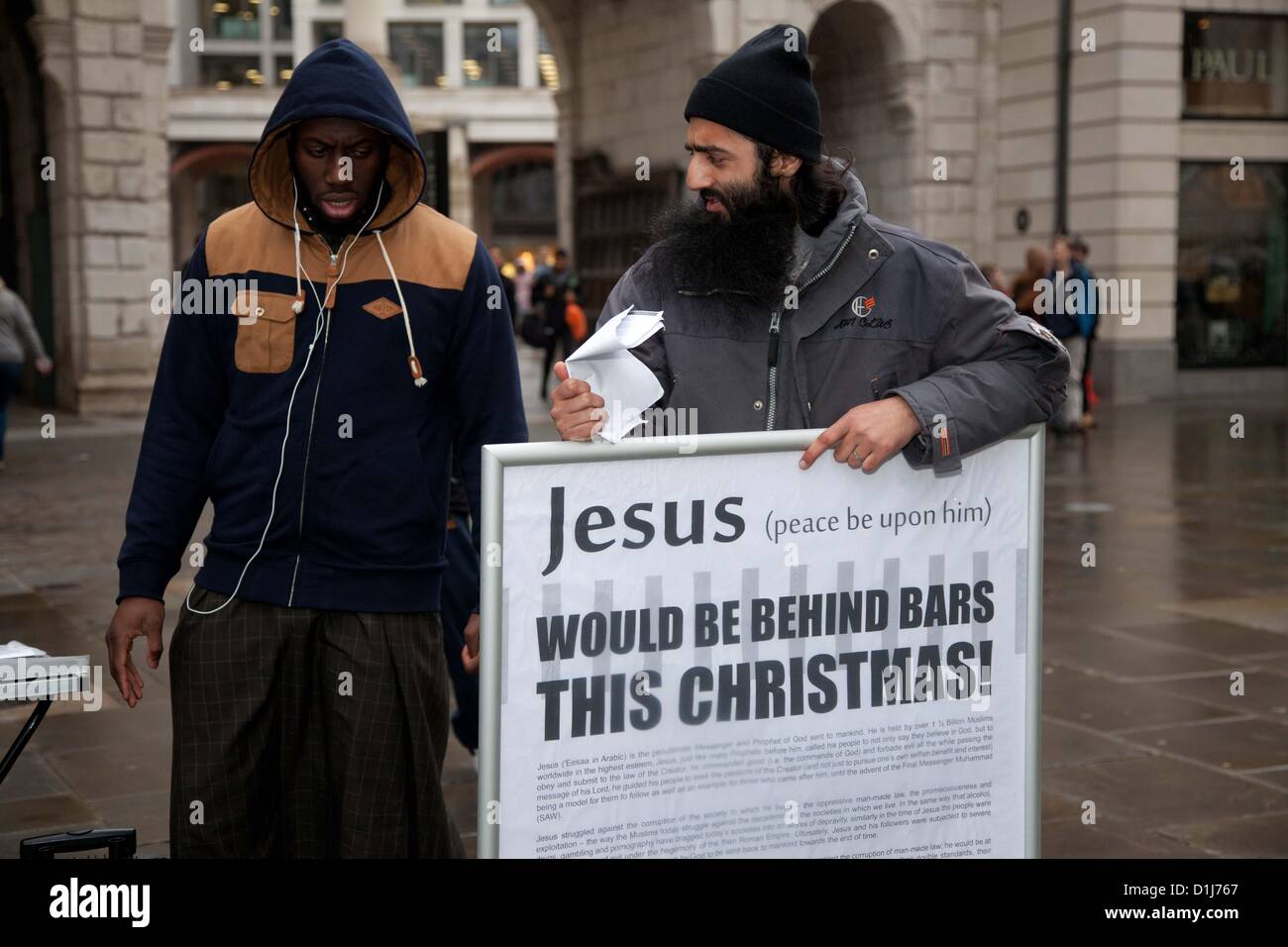 Londra, Regno Unito. 24 dicembre 2012 Royal Barnes e di un altro membro di un gruppo di musulmani radicali raccogliere fuori dalla cattedrale di St Paul dove essi impostare bancarelle e distribuito dei volantini con l intento di informare i passanti di Islam. Ci sono state diverse denunce per funzionari di polizia da persone nelle vicinanze di accodamento per immettere la Cattedrale di St Paul e dove sono state partecipando ad un servizio. Foto Stock