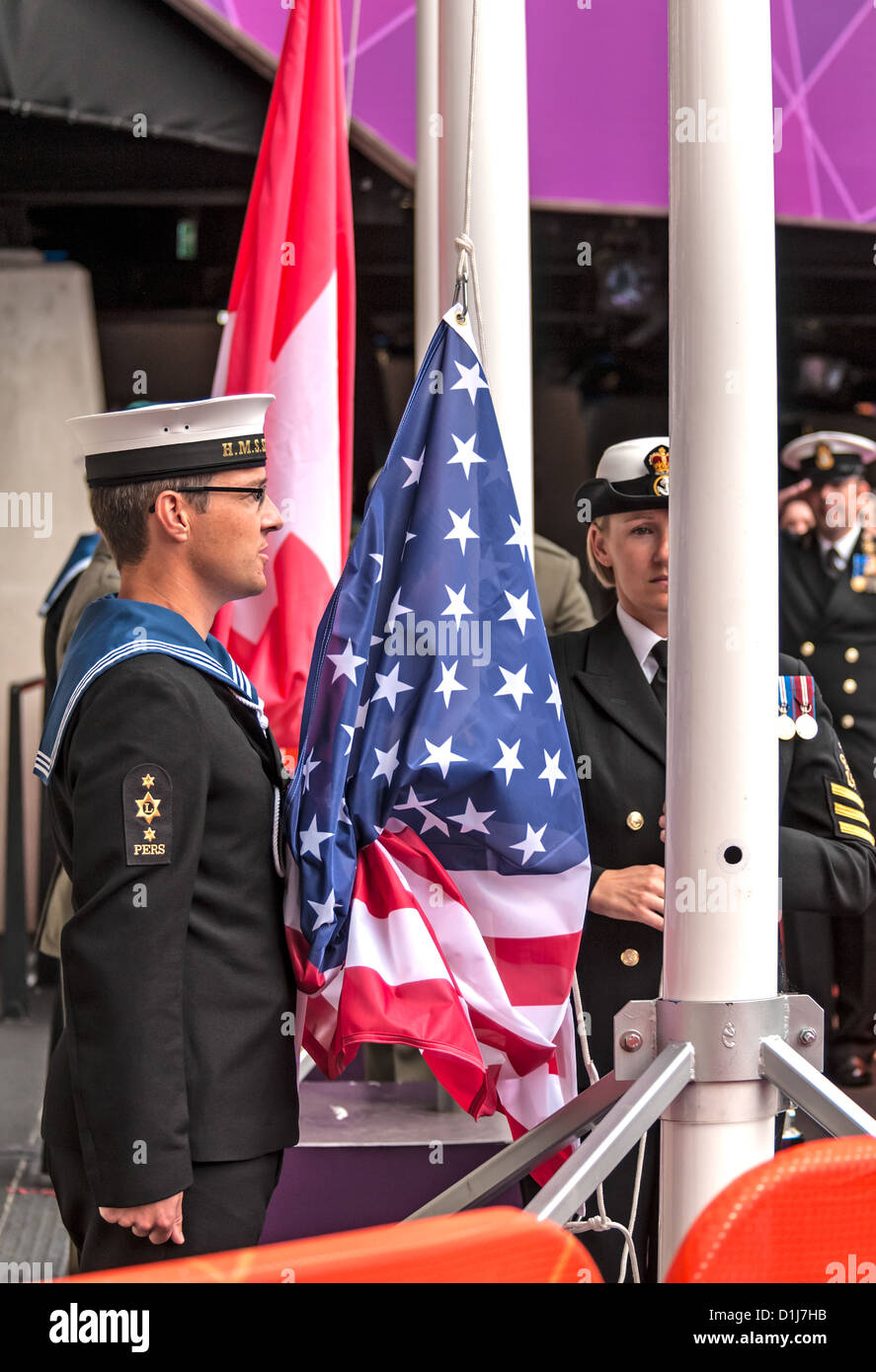 Alzando la bandiera durante la medaglia presentazione presso le Paralimpiadi a Londra Foto Stock