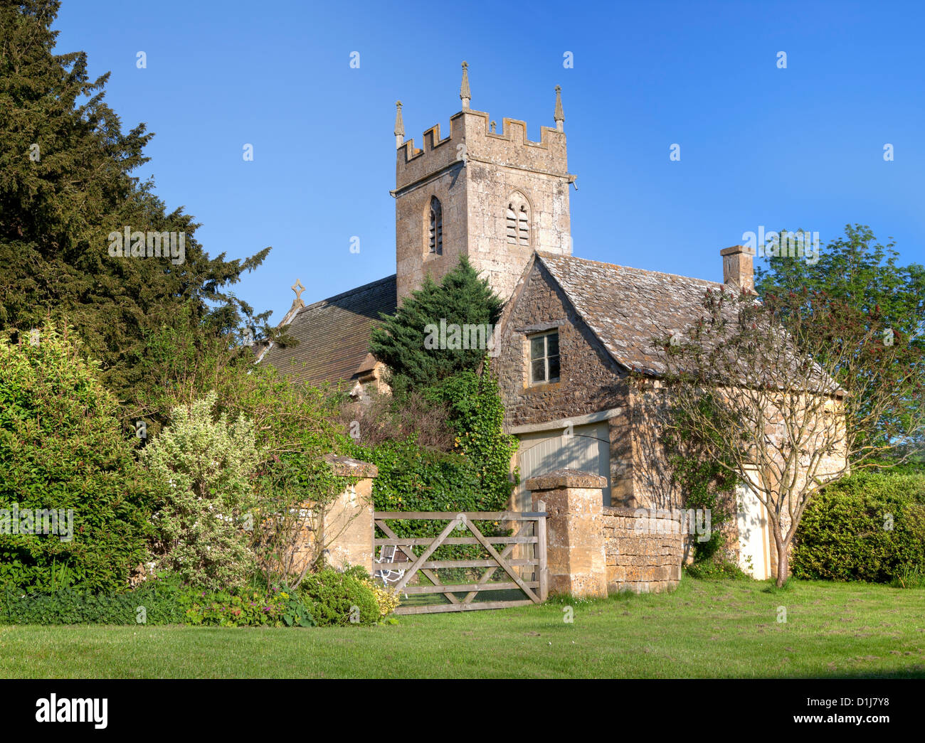 Grazioso villaggio chiesa e cottage, Inghilterra Foto Stock