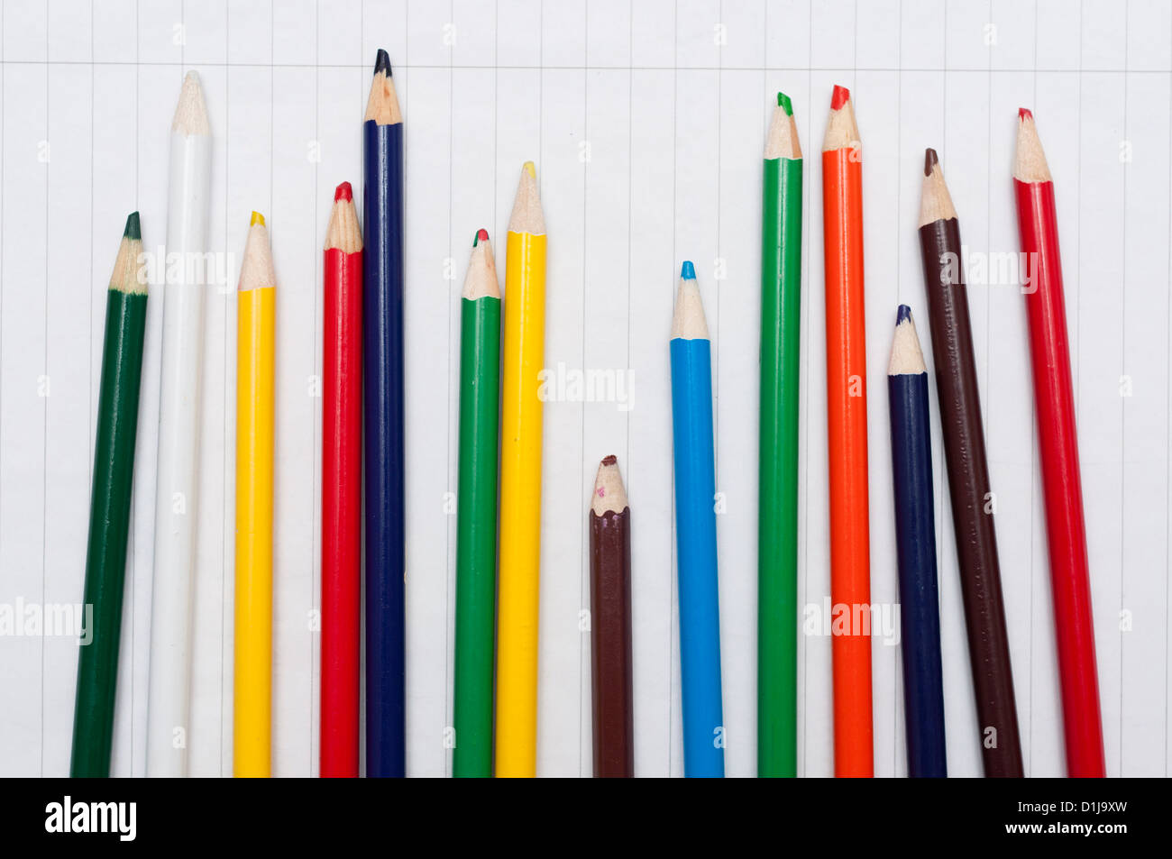 Matite colorate su carta della scuola. Uno più breve e blunter illustra le disabilità dell'apprendimento concetto. Foto Stock