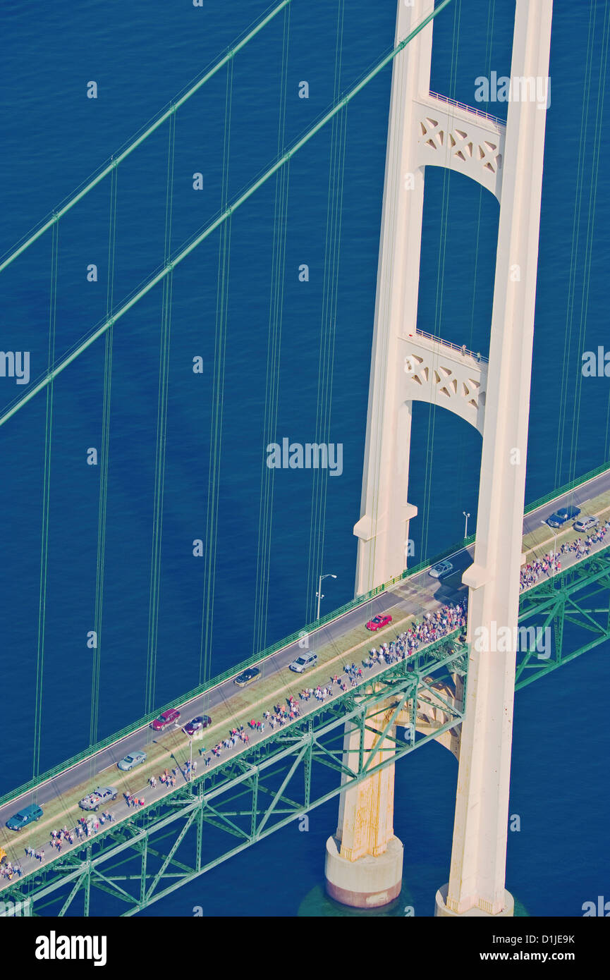 Vista aerea del ponte Mackinac durante l annuale 5 miglio a piedi ogni giorno di lavoro negli Stati Uniti Foto Stock