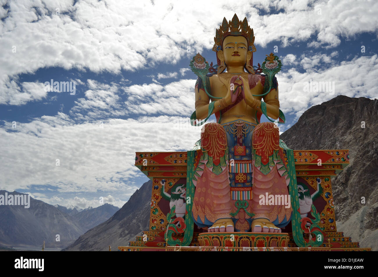 Gigante Buddha Maitreya statua parte anteriore dal Diskit Gompa, Valle di Nubra, Ladakh, India. Foto Stock