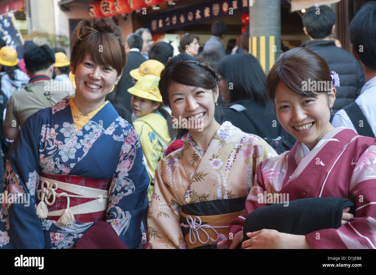 Tre donne giapponesi di indossare il kimono tradizionali per la loro visita al Tempio Kiyomizudera in Kyoto Foto Stock