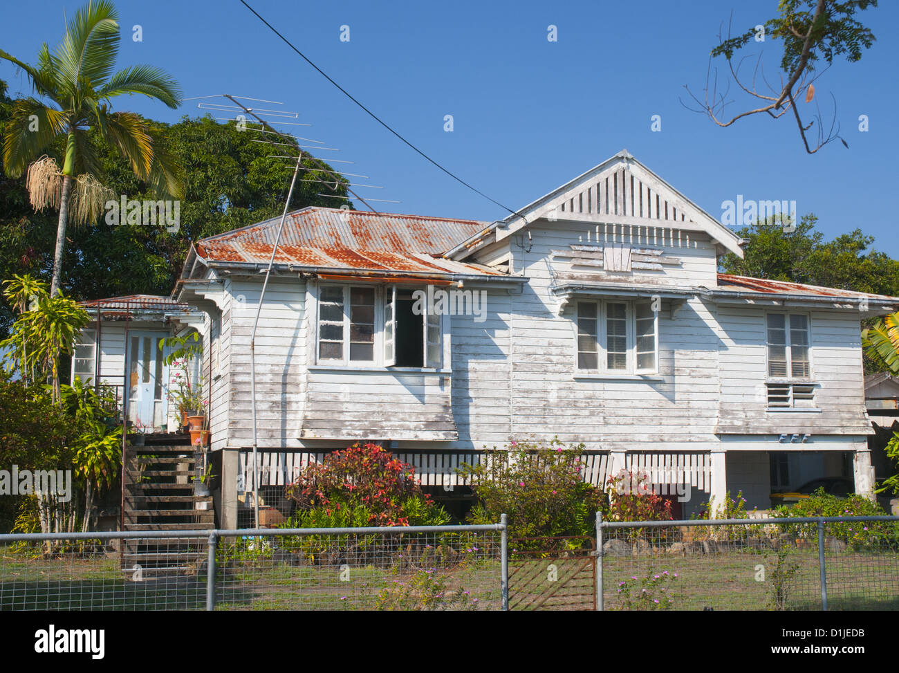 Una vecchia casa Queenslander sollevate su palafitte, in tropicale Cairns, North Queensland Foto Stock