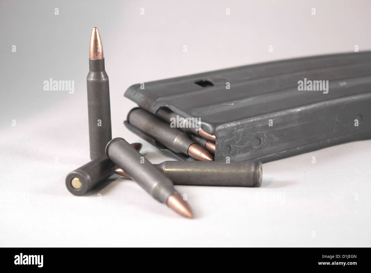 Fucile da assalto clip pistola con munizioni .223 proiettili isolato su bianco Foto Stock