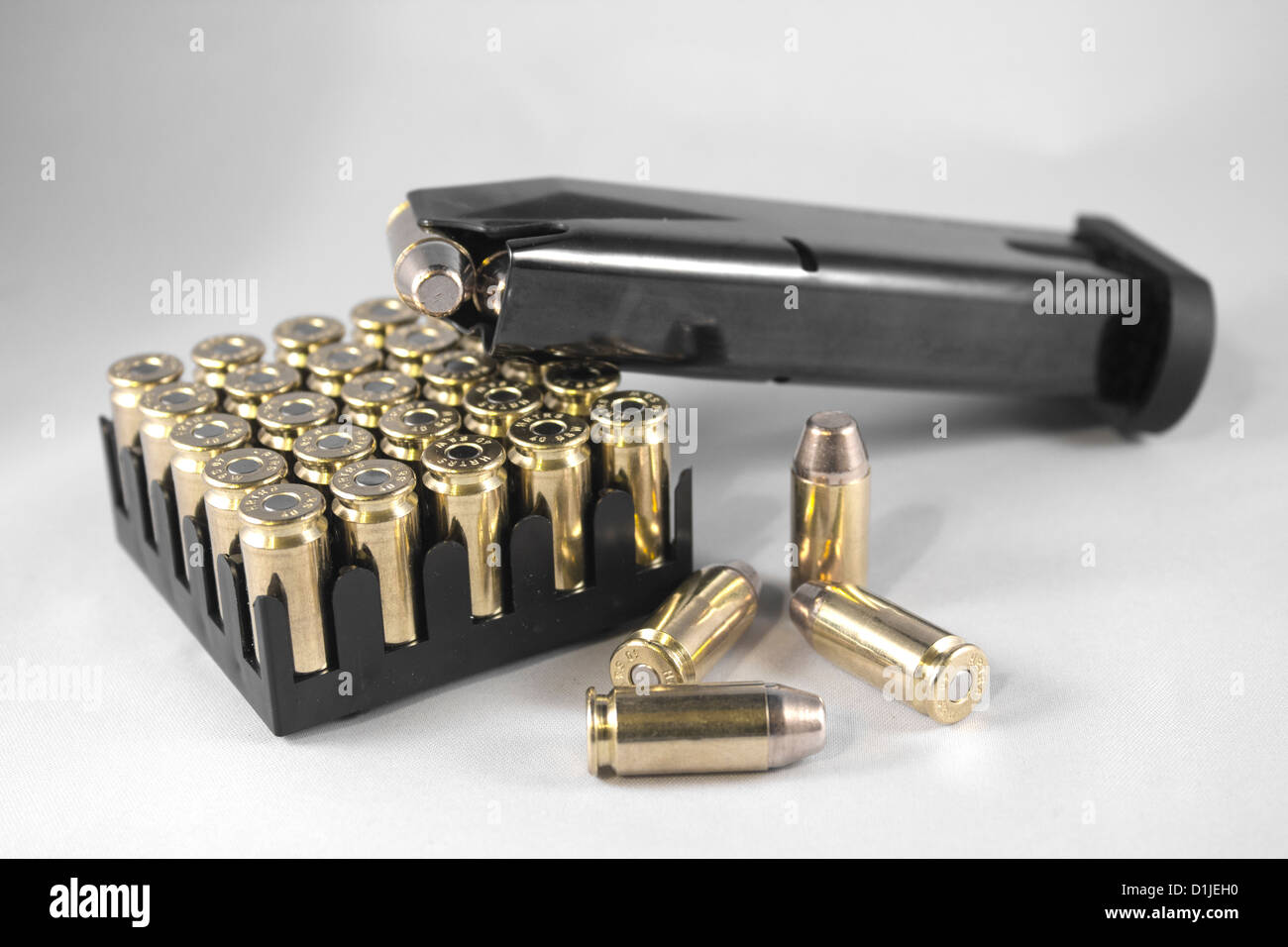 Clip di revolver e pallottole isolato su uno sfondo bianco Foto Stock