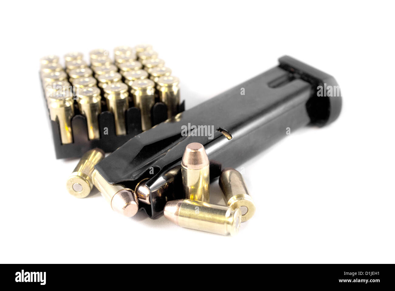 Clip di revolver e pallottole isolato su uno sfondo bianco Foto Stock