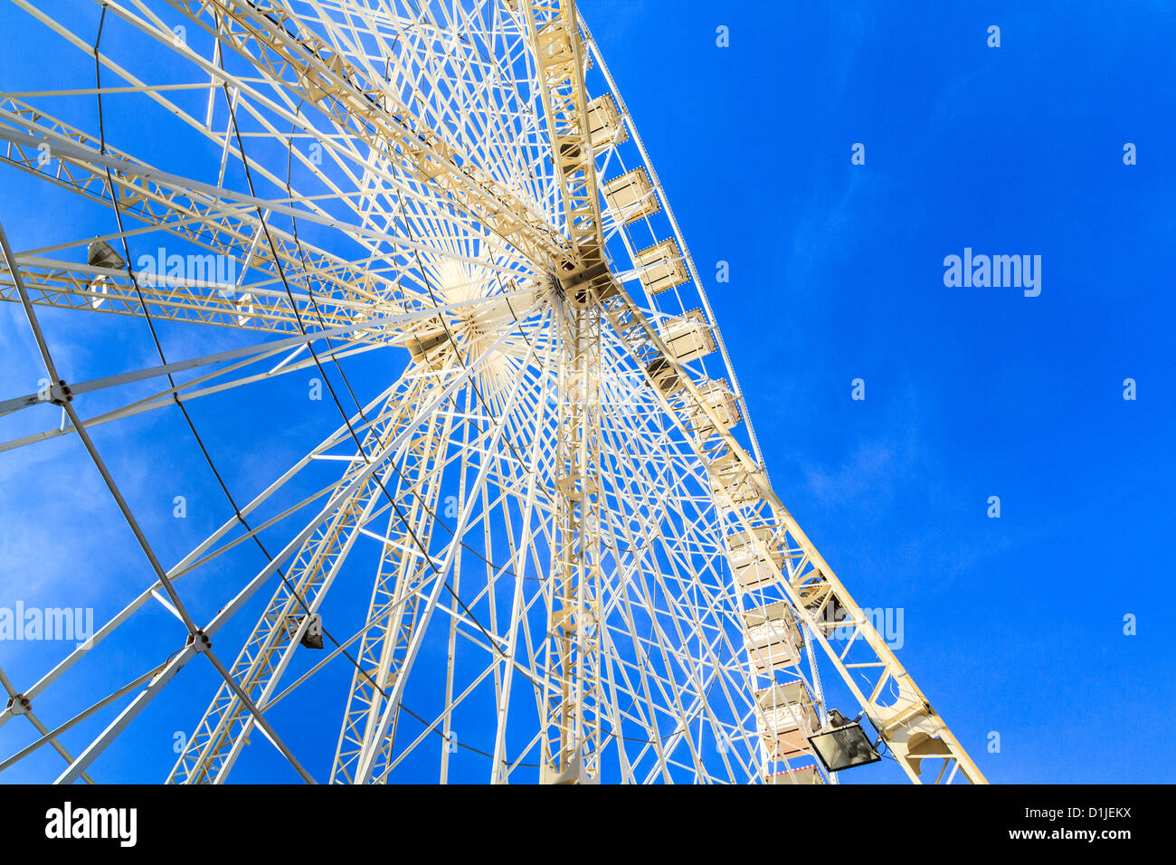 White Ferries Wheel nella parte anteriore del cielo blu Foto Stock