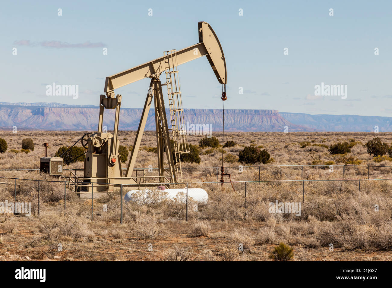 Olio derrick nel deserto della nazione Hualapai prenotazione, AZ. Foto Stock