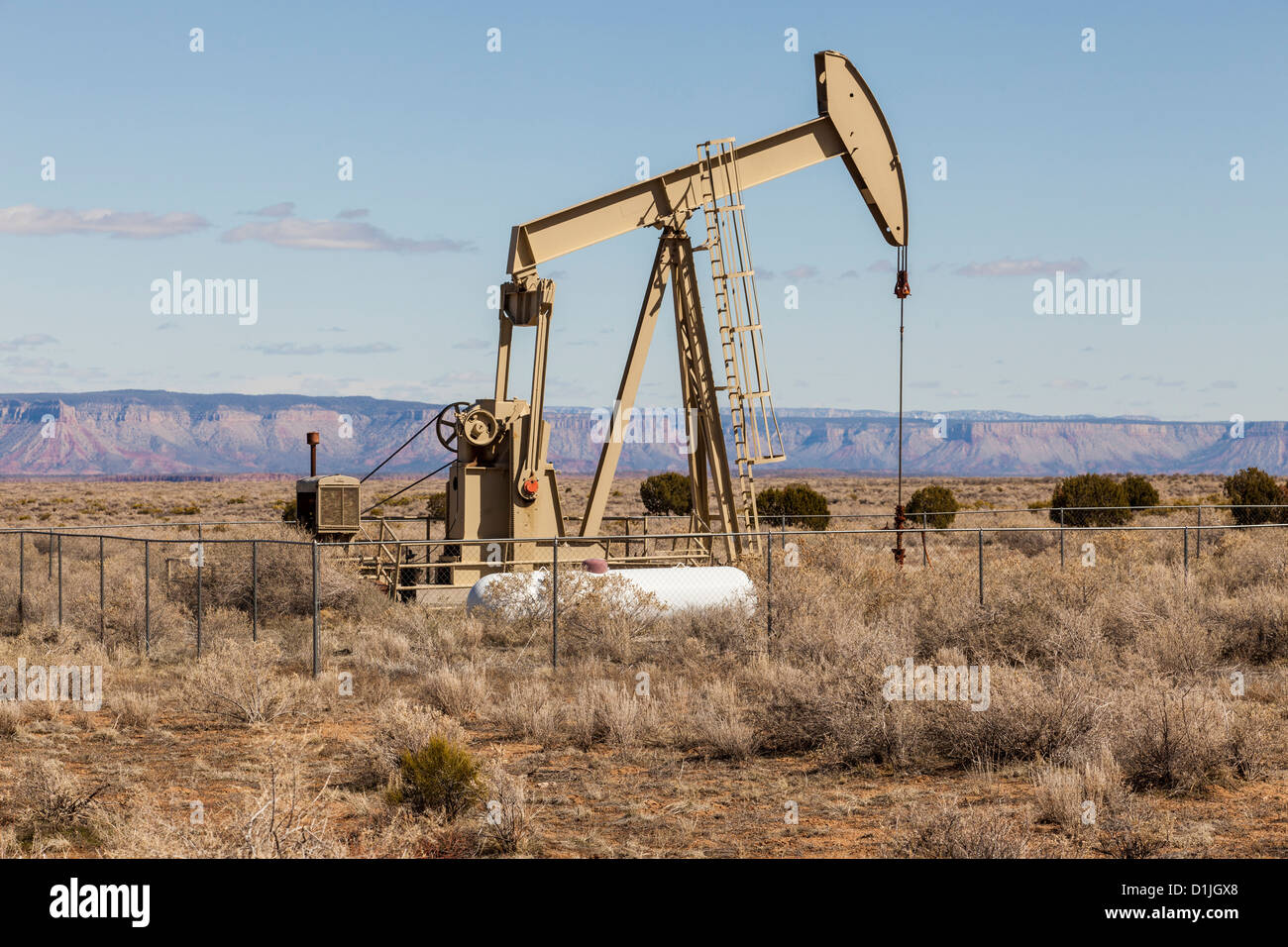 Olio derrick nel deserto della nazione Hualapai prenotazione, AZ. Foto Stock