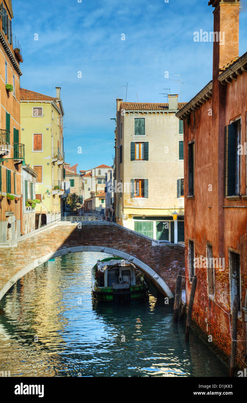 Stretto canale a Venezia, Italia al mattino Foto Stock
