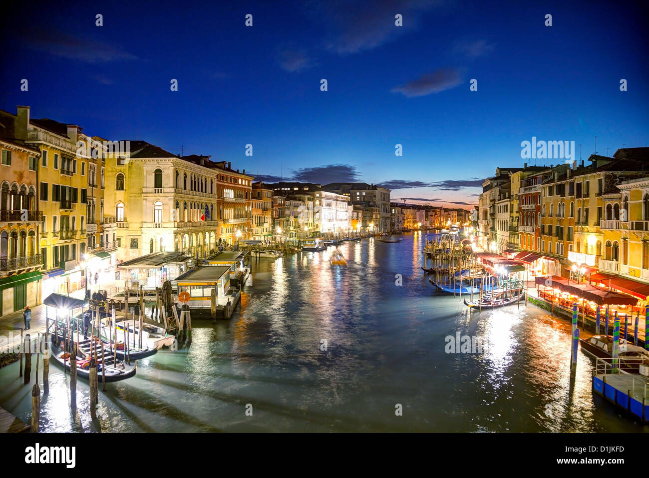 Venezia di notte tempo come vista dal ponte di Rialto Foto Stock