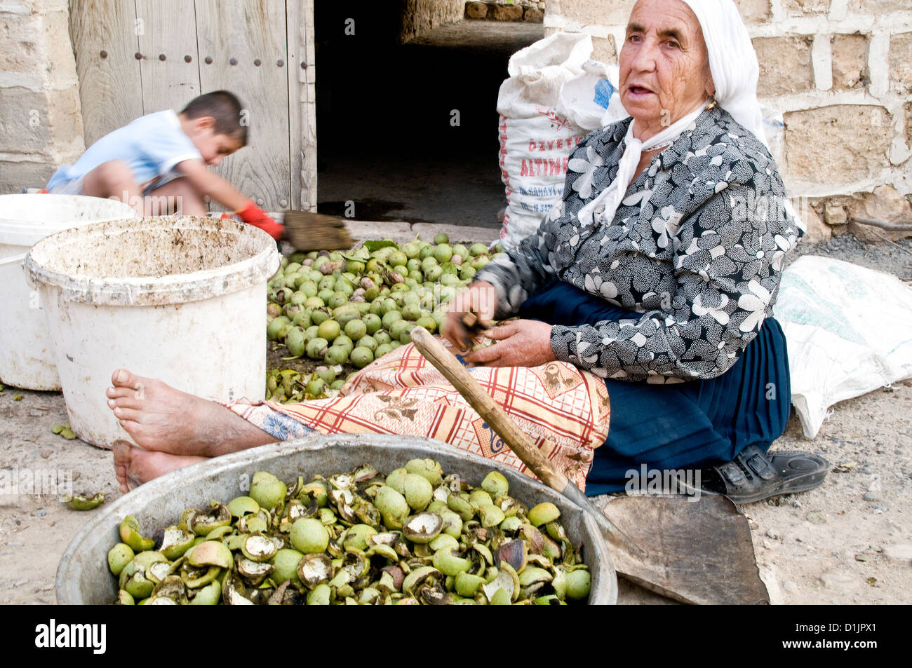 Una donna cristiana siriaca anziana ha sguazzato le noci nella città turca di Dereici nella regione di Turco di Turco, nell'Anatolia, nella regione di Turco di Turco. Foto Stock