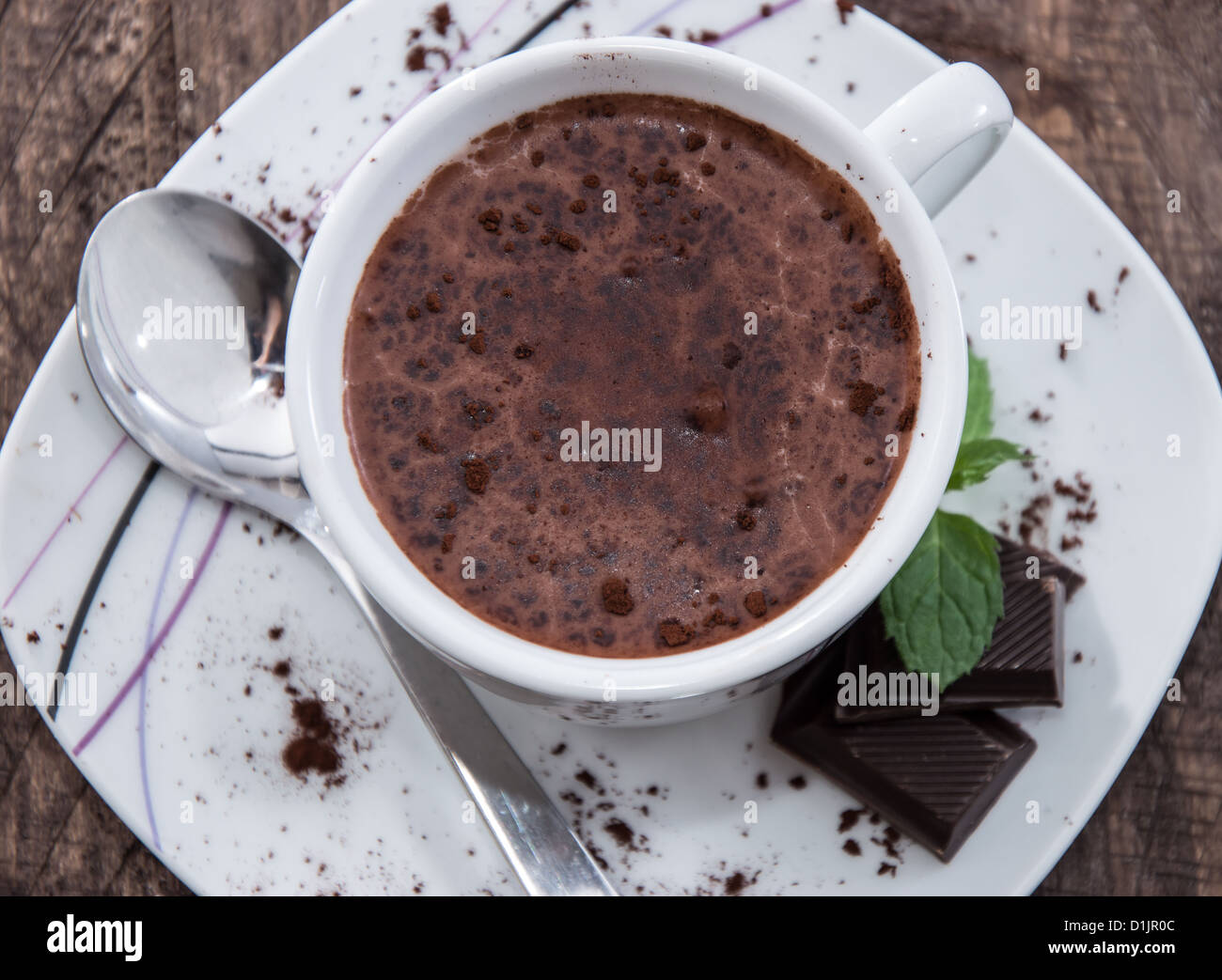 La tazza con il cioccolato caldo, pezzi di cioccolato e menta Foto Stock