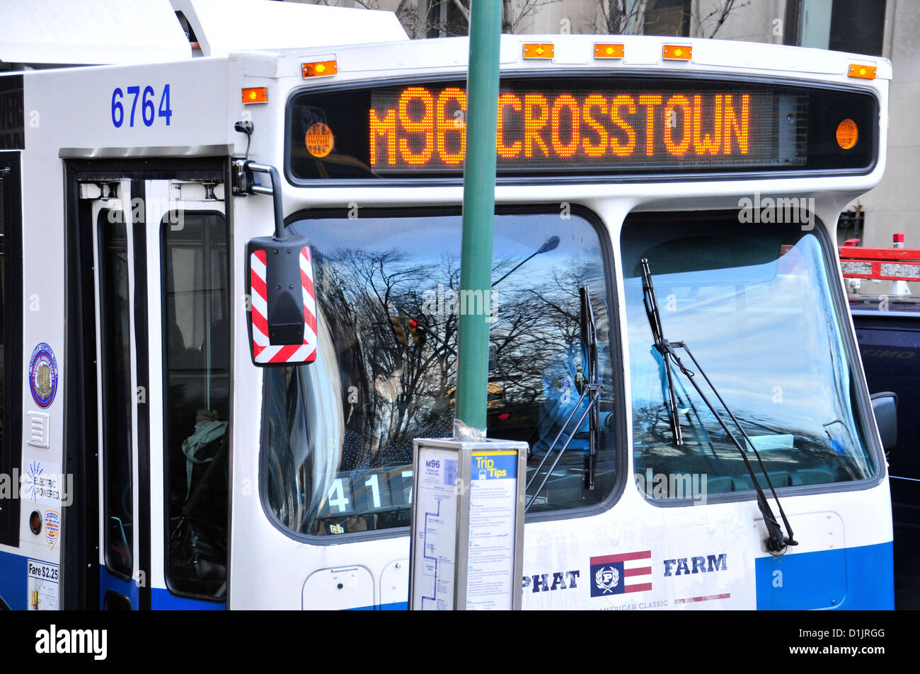 New York City i mezzi di trasporto pubblici M96 attraversate MTA Bus sul 5 ° Avenue, Manhattan, New York City, Stati Uniti d'America Foto Stock