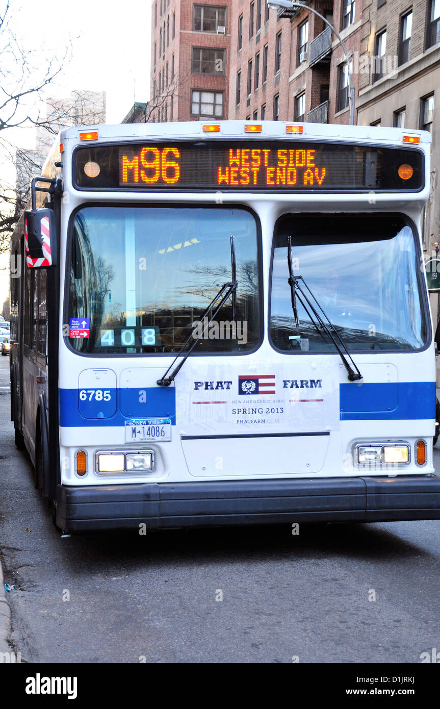 New York City i mezzi di trasporto pubblici M96 attraversate MTA Bus sulla Upper East Side di Manhattan, New York City, Stati Uniti d'America Foto Stock