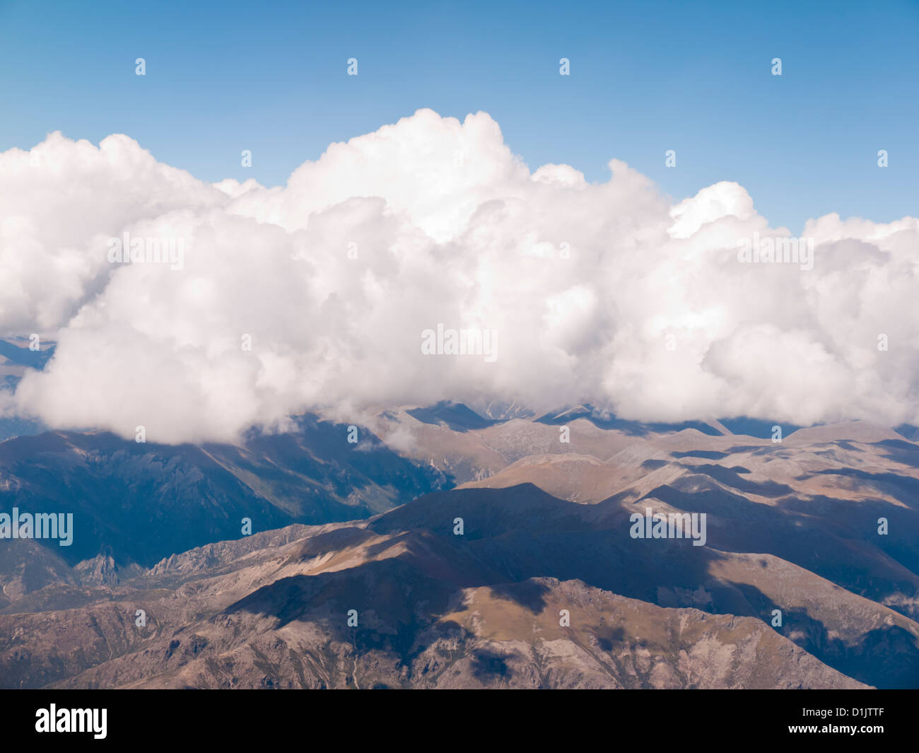 Bellissimo paesaggio del cloud e montagna, scattato dall'aereo. Foto Stock