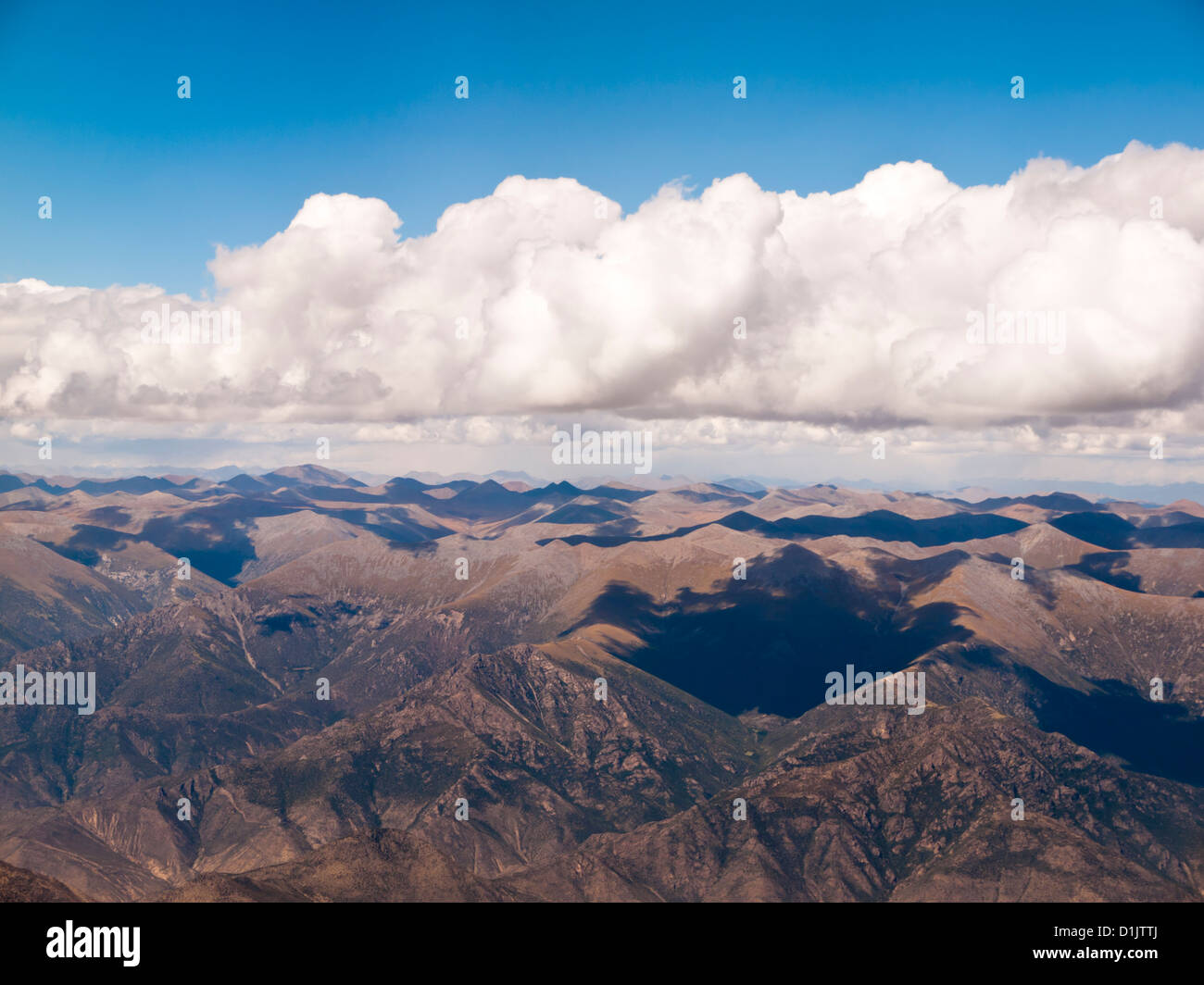 Bellissimo paesaggio del cloud e montagna, scattato dall'aereo. Foto Stock