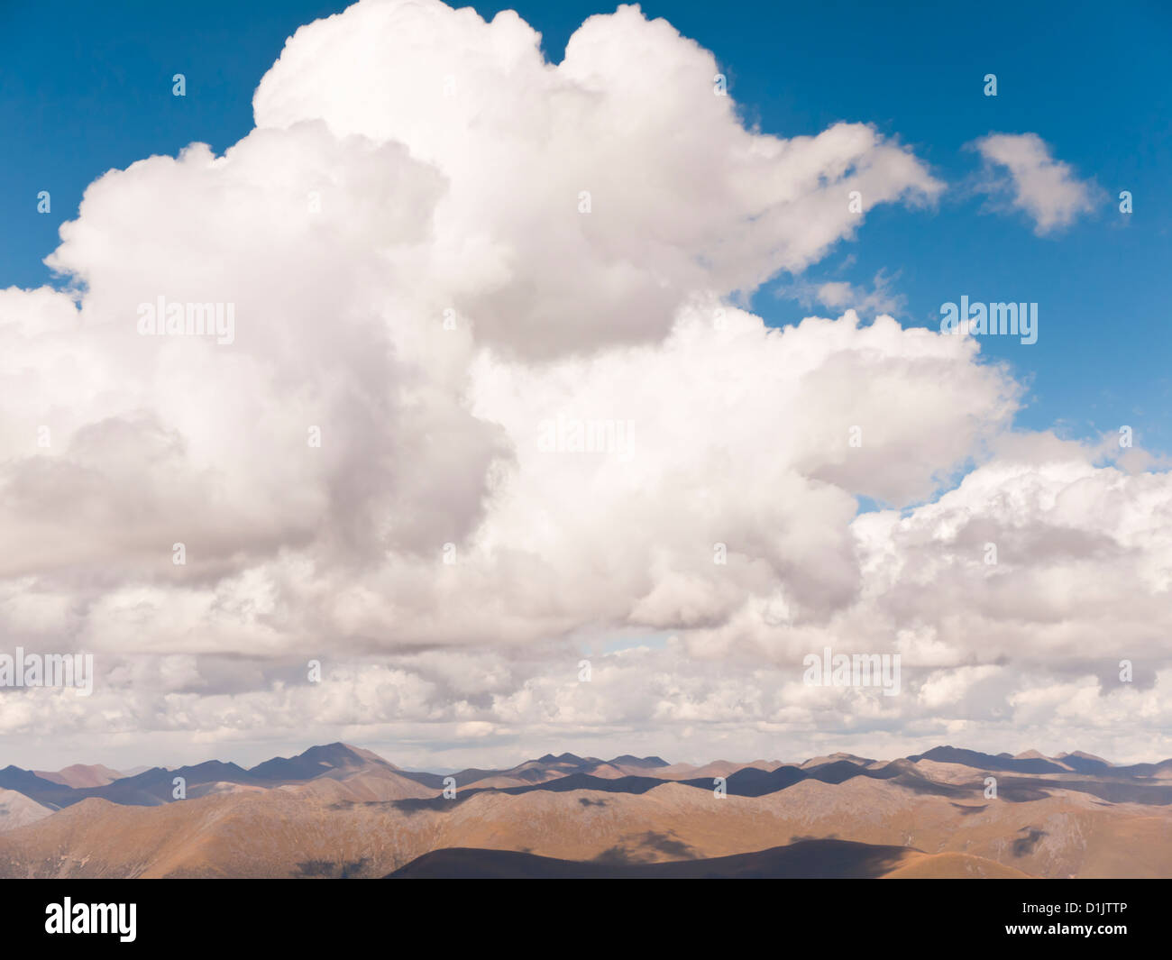 Bellissimo paesaggio del cloud e montagna, scattato dall'aereo. Foto Stock