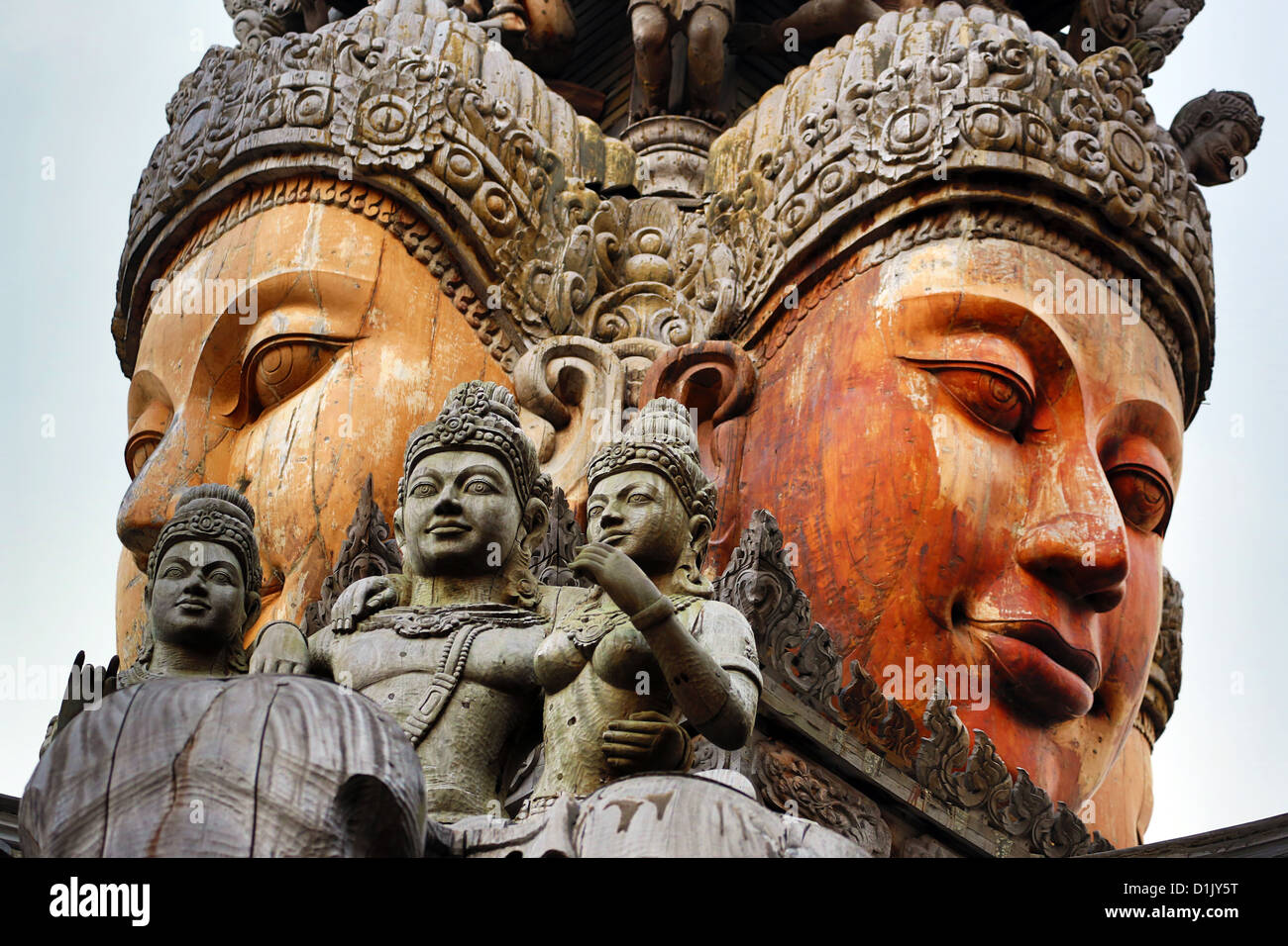 Scultura in legno sul Santuario della Verità Tempio Prasat Sut Ja-Tum, Pattaya Thailandia che mostra una statua in legno di un volto Foto Stock